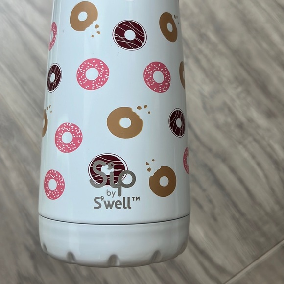 S’ip by S’well Donut Bottle NWOT - Picture 3 of 4